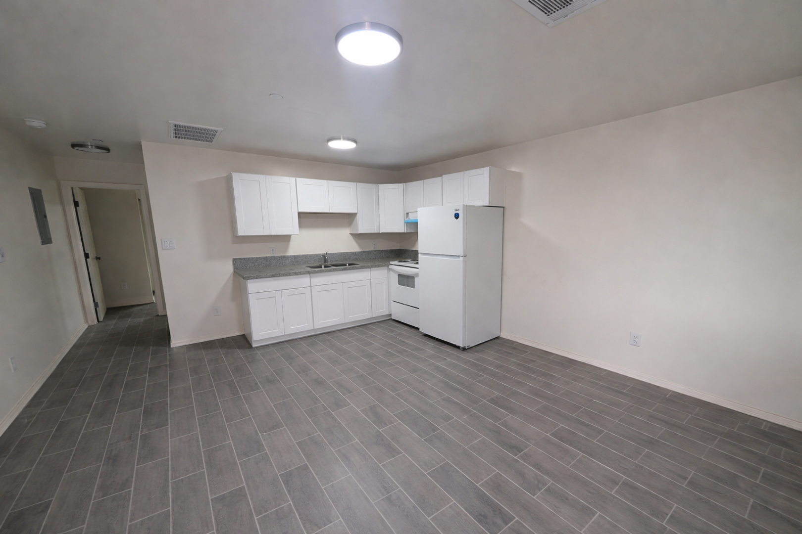 Yuma Apartment: 253 S. 17th Ave