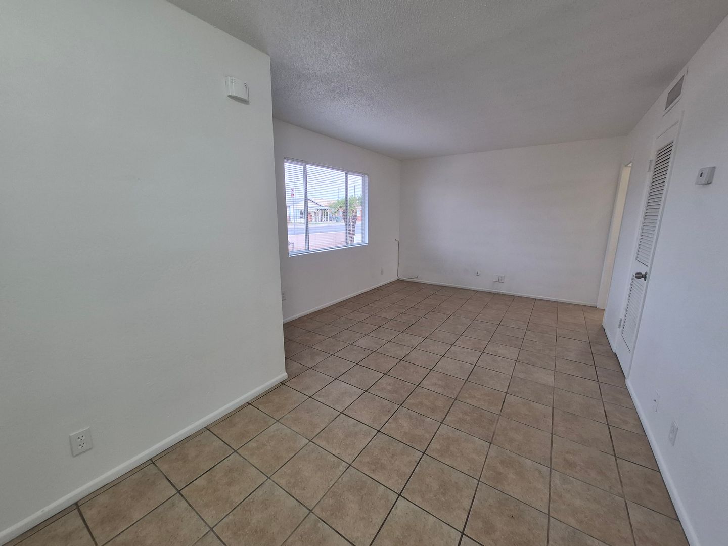 Yuma Apartment: 1985 S 1st Ave