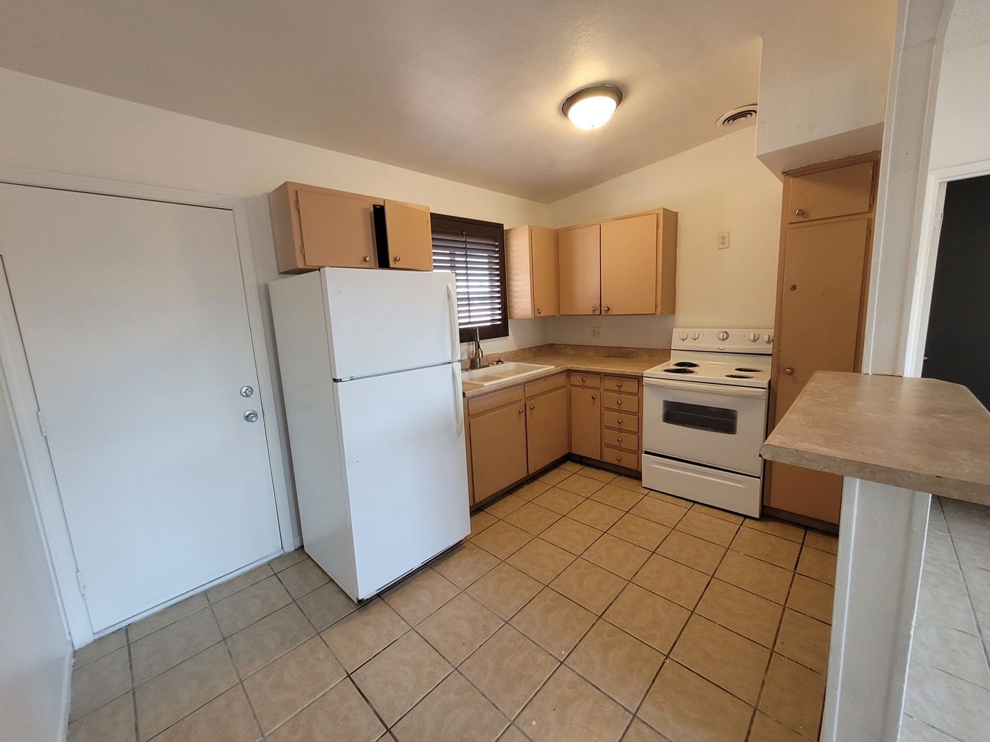 Yuma Apartment: 1985 S 1st Ave