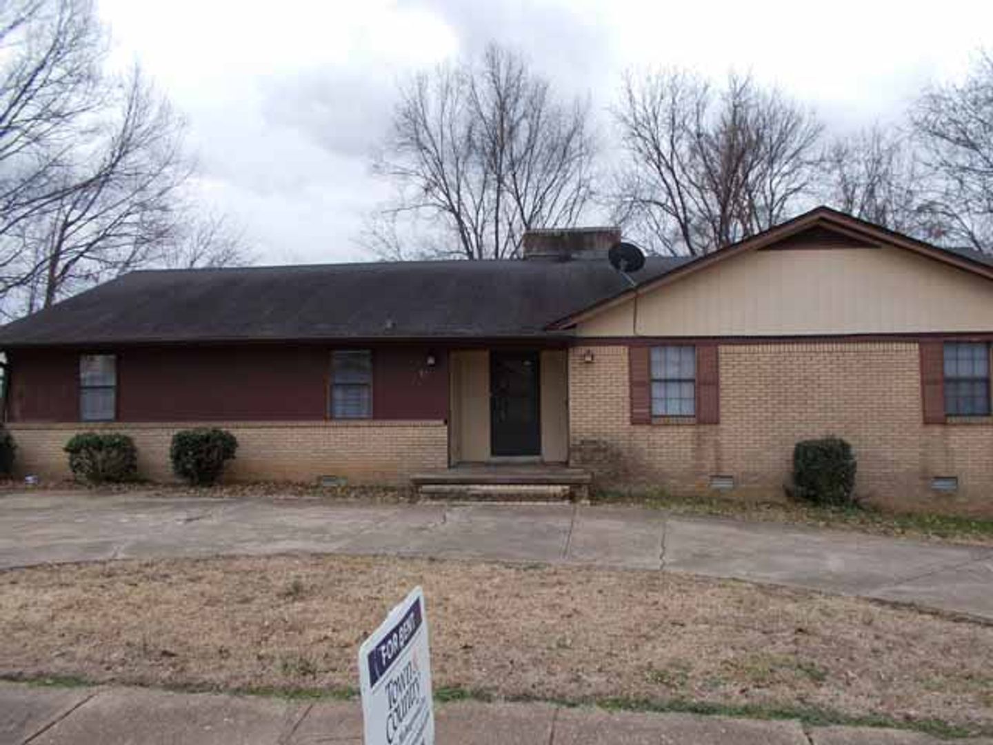 Jackson Apartment: 12 Camelot Cove