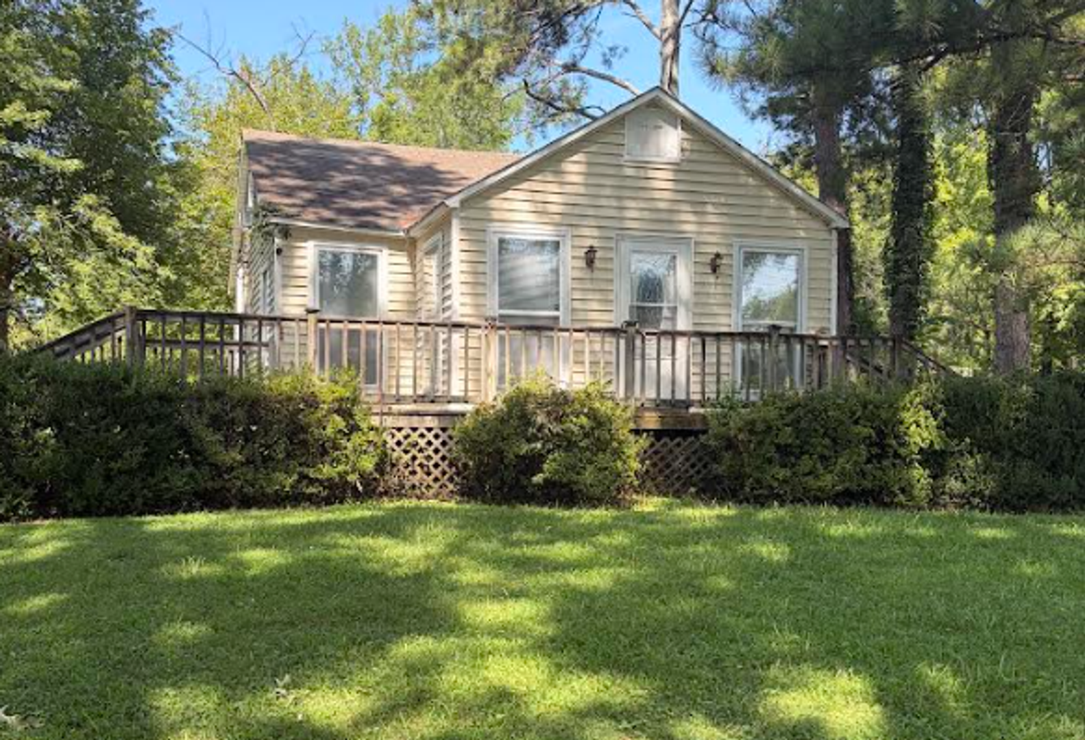 Jackson House: 615 Chester Levee Rd