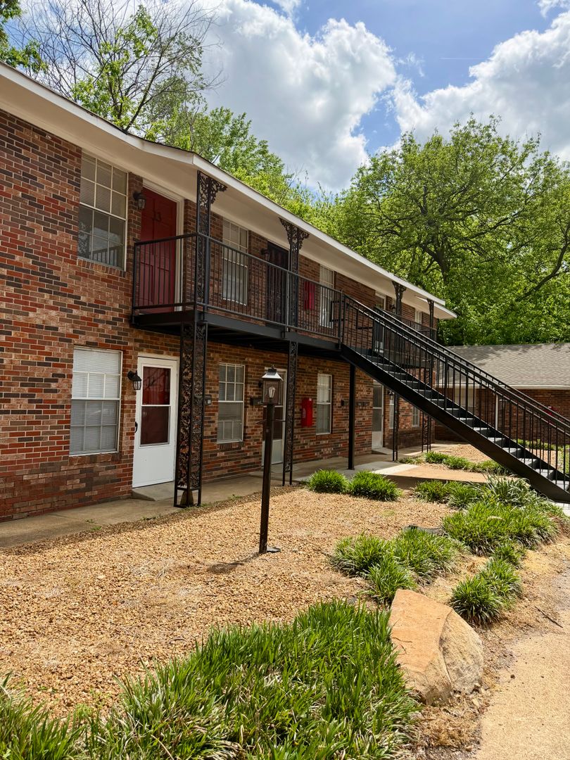 Jackson Apartment: 570 Lambuth Blvd.