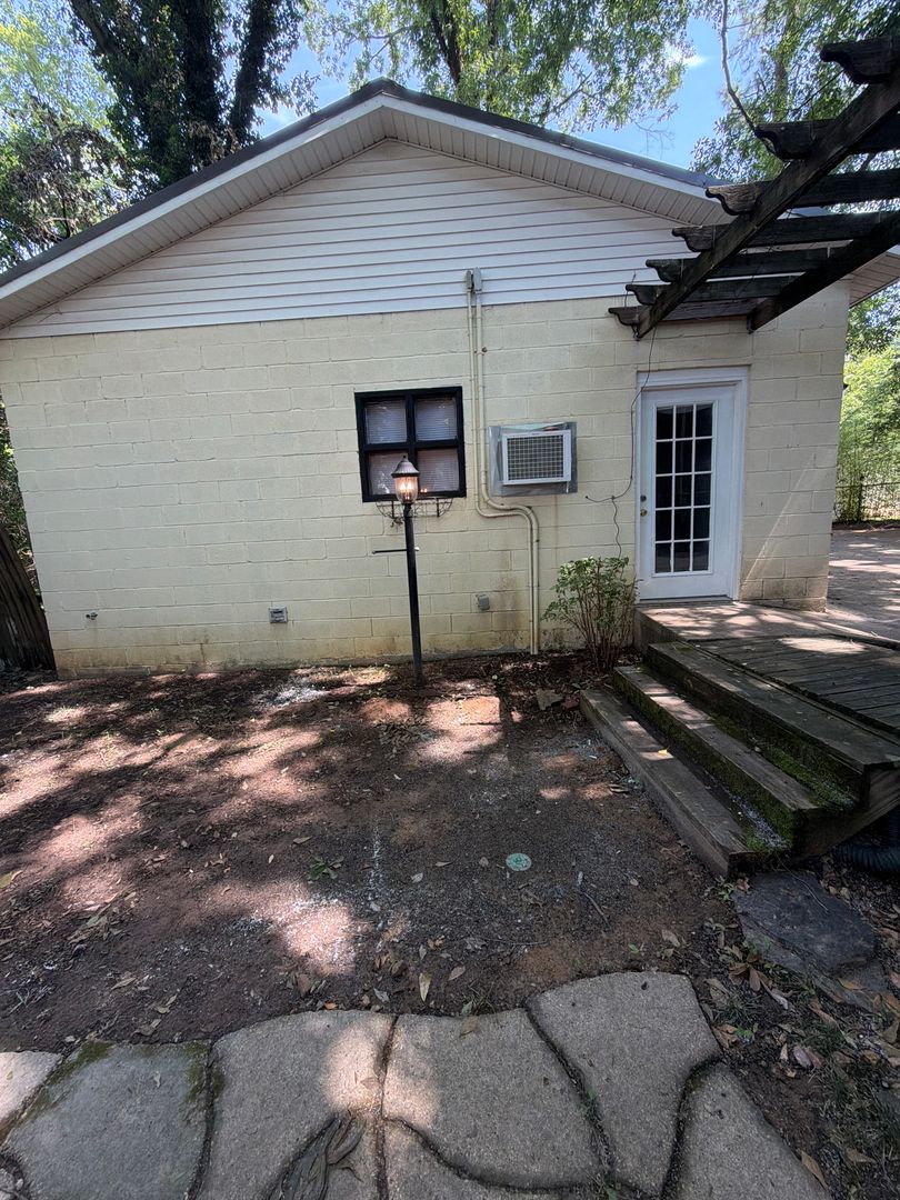 Jackson Apartment: 9 Sunset Ave