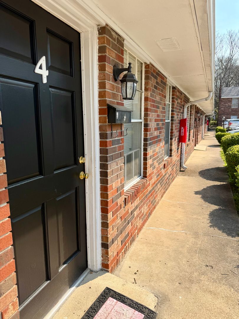 Jackson Apartment: 570 Lambuth Blvd.