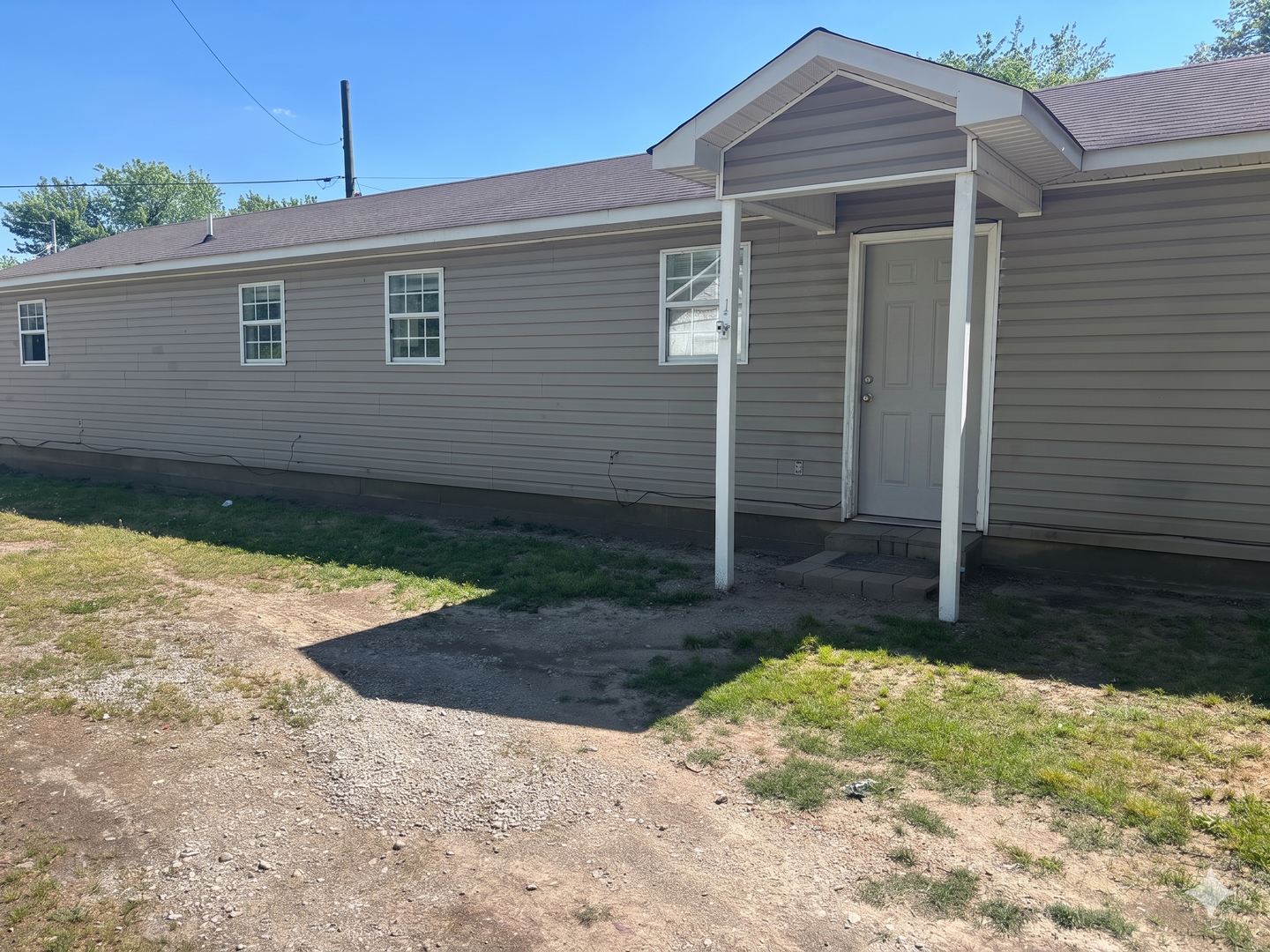Bells Apartment: 392 E Main