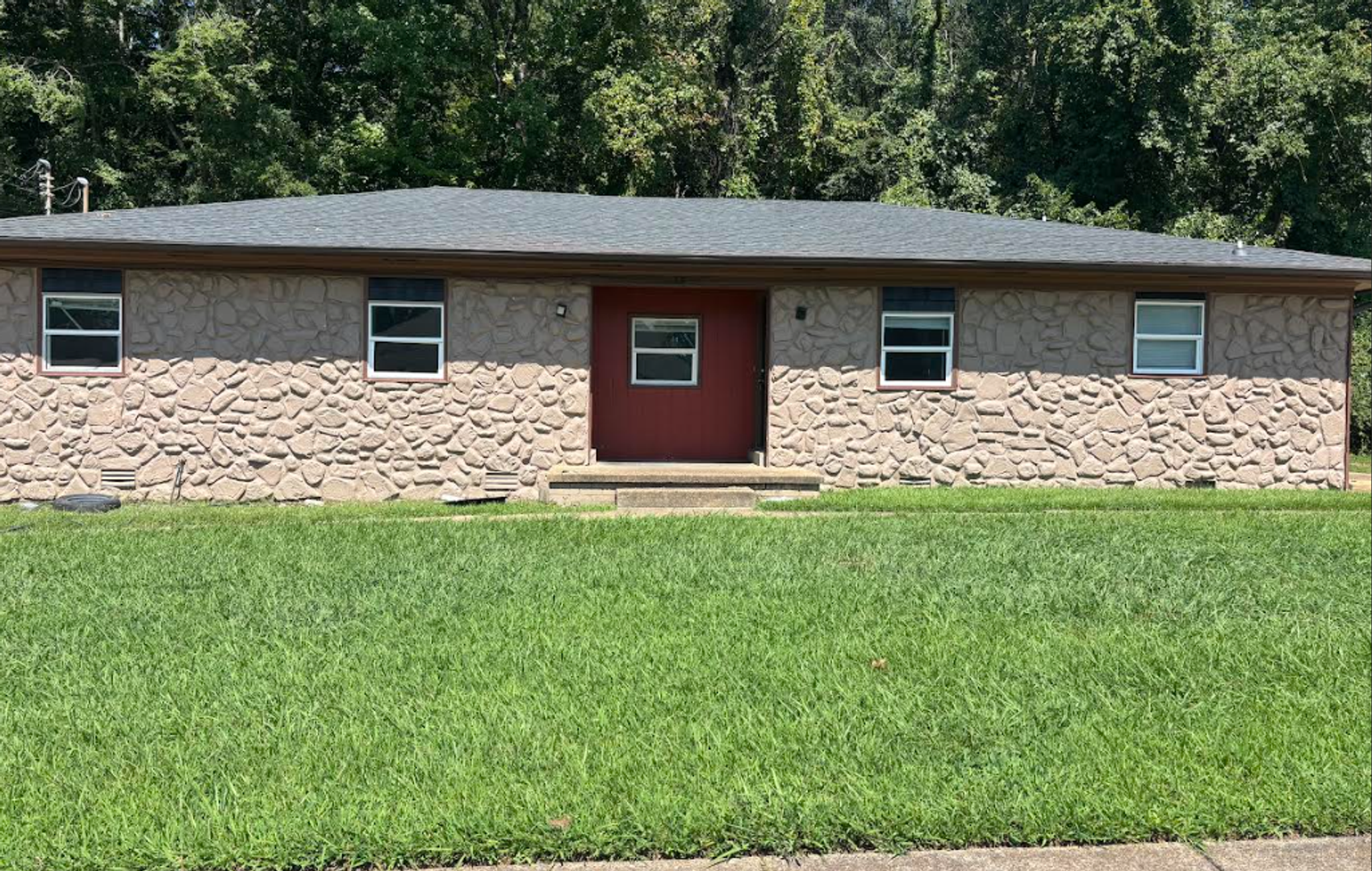 Jackson Apartment: 75 Carolane Dr