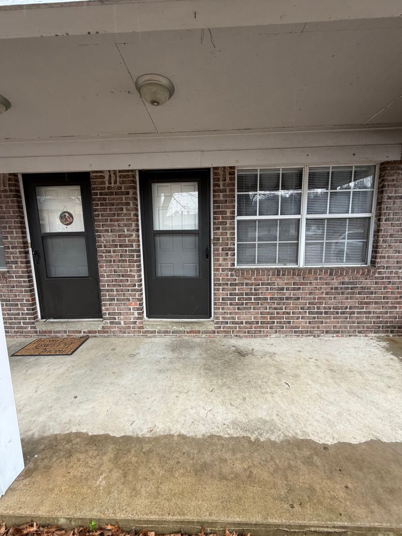 Jackson Apartment: 16 Camelot Cove