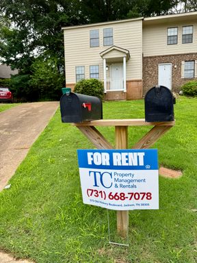 Lovely Townhouse - Move In Special! 1ST Month 1/2 OFF – photo 1