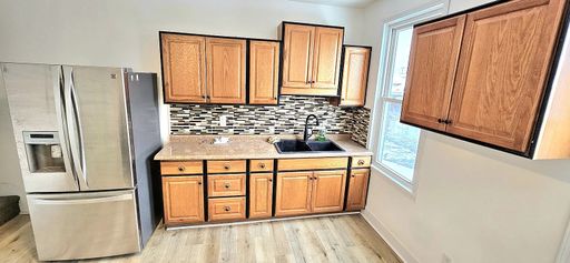 HUGE 3 Bed, 2 Bath Townhouse for Rent Newly Renovated! – photo 1