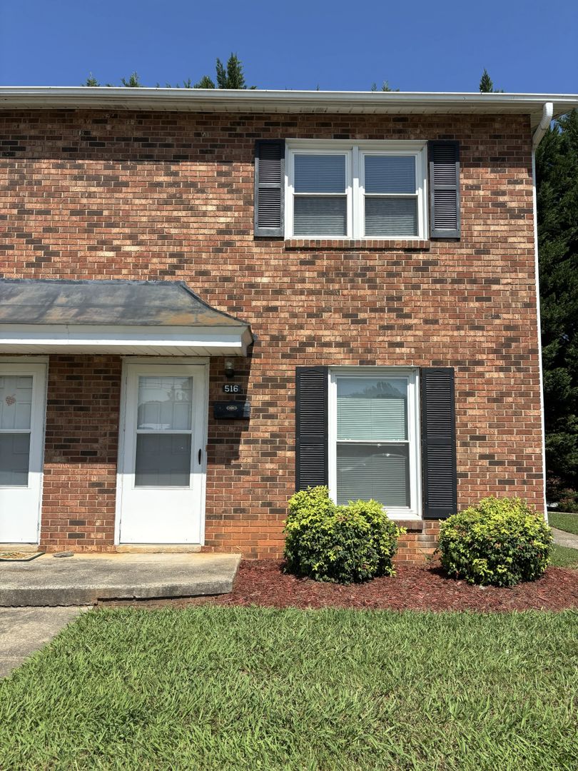 Kernersville Townhome: 516 South Cherry Street