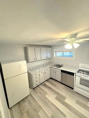 Spacious 3-Bedroom Jefferson Hills Apartment with Expansive Shared Yard
