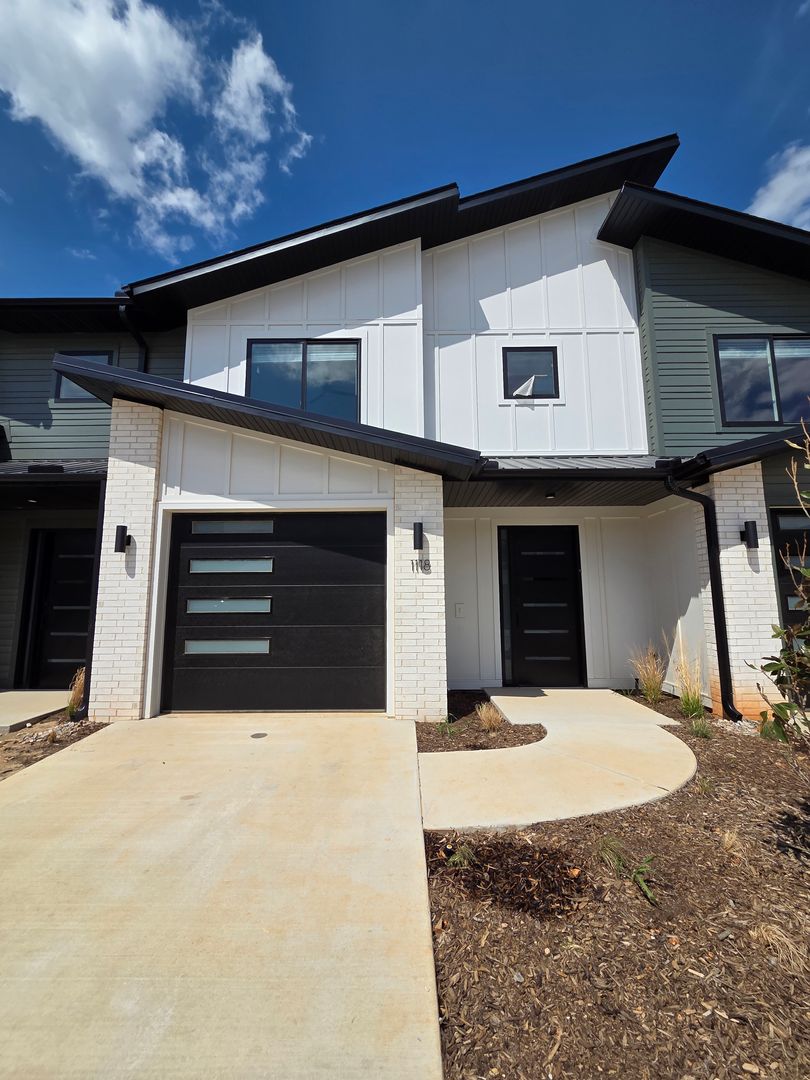 Lowell House: 1118 Emilia Ave