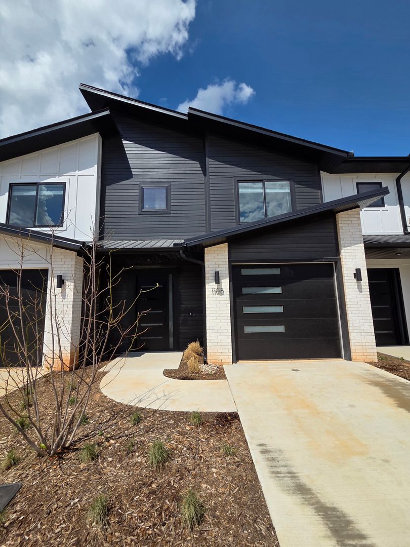 Lowell House: 1108 Emilia Ave