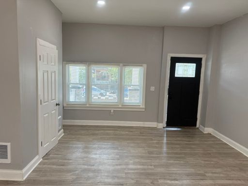 Renovated 2-Bedroom First-Floor Apartment with In-Unit Laundry – photo 1