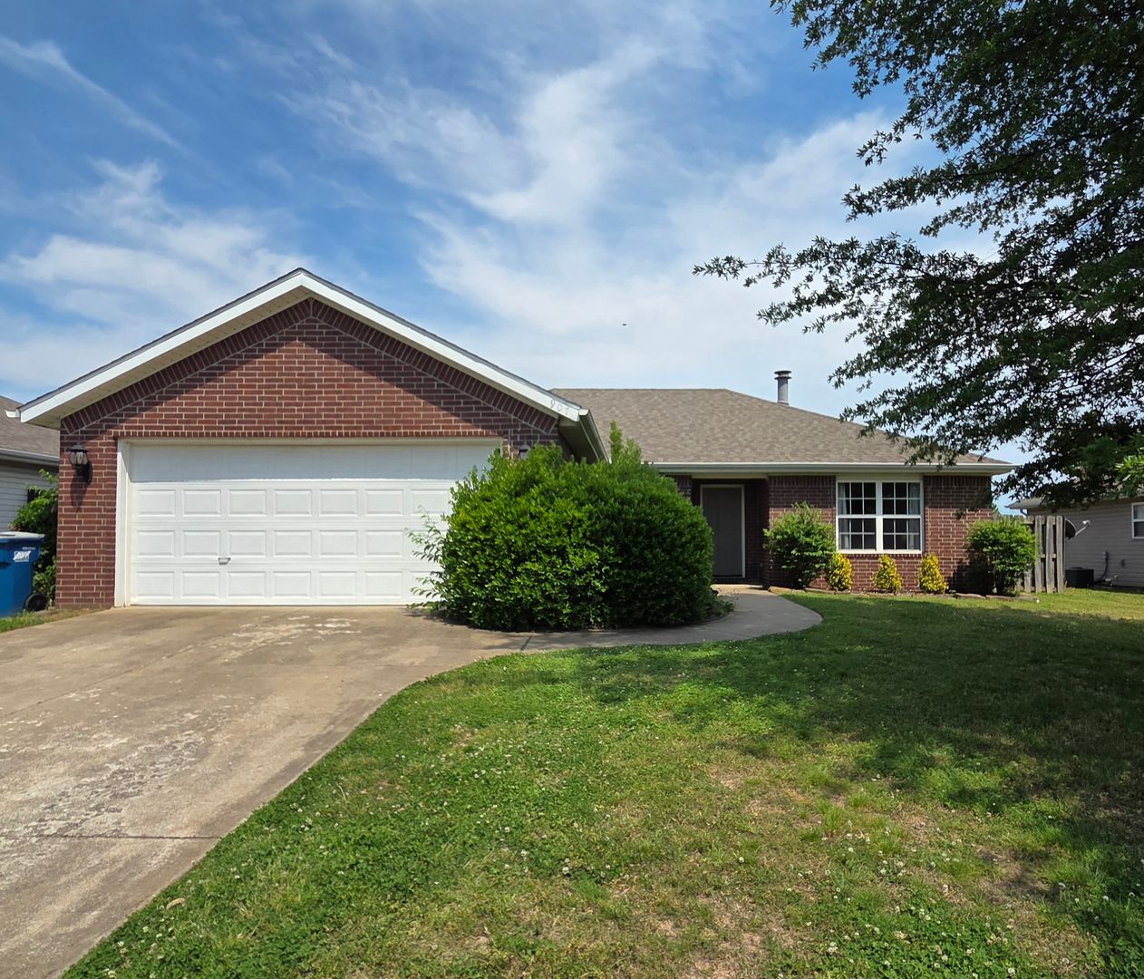 Bentonville House: 907 SW River Rock Street