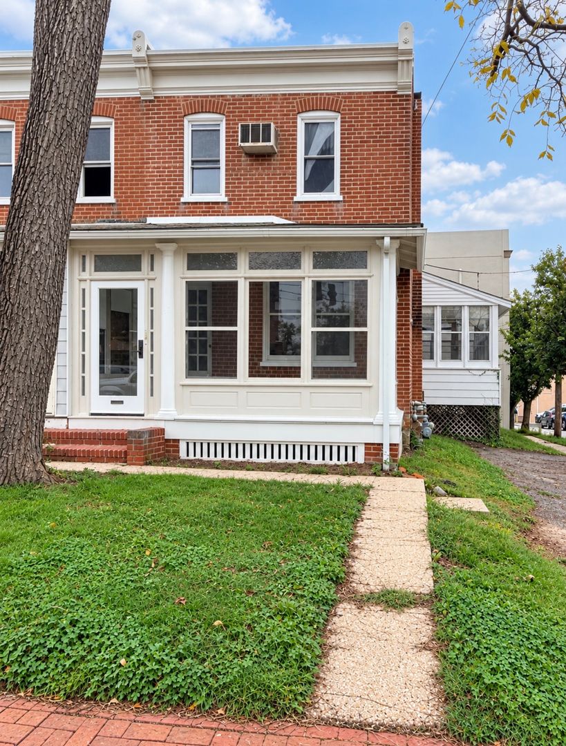 Media Apartment: 111 Gayley Street