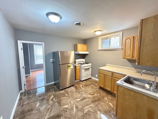Modern Bi-Level 4-Bedroom Apartment in Brewerytown – photo 1