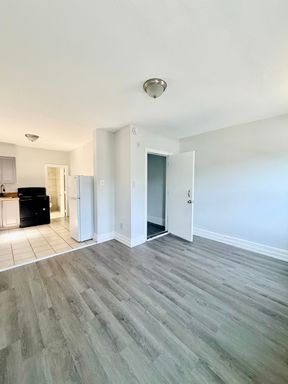 Available Now: Studio Apartment in Frankford – photo 1