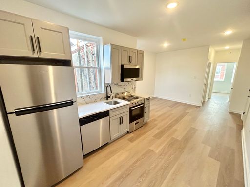 Brand-New One-Bedroom with Central Air and In-Unit Laundry – photo 1