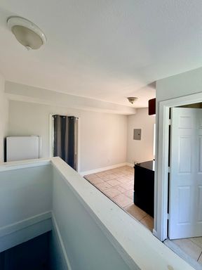 Bright 1-Bedroom Apartment Available Now in Frankford – photo 1