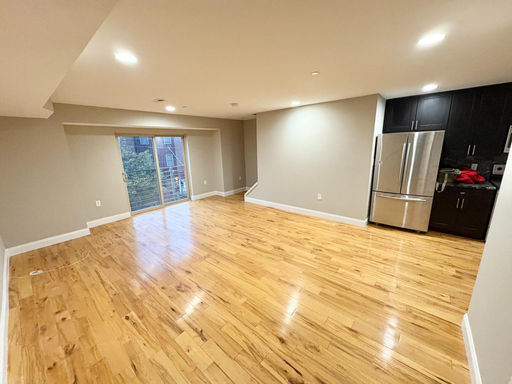 Modern 2-Bedroom, 2-Bath Apartment with In-Unit Laundry and Shared Rooftop – photo 1