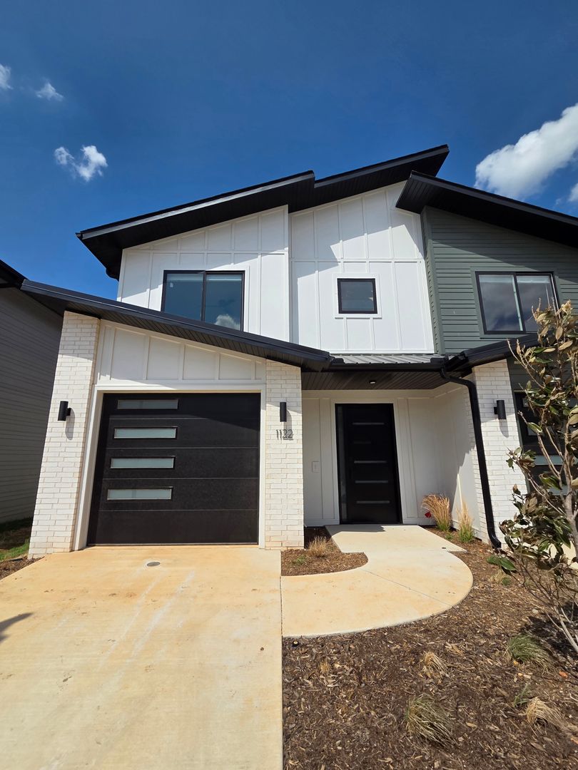 Lowell House: 1122 Emilia Ave