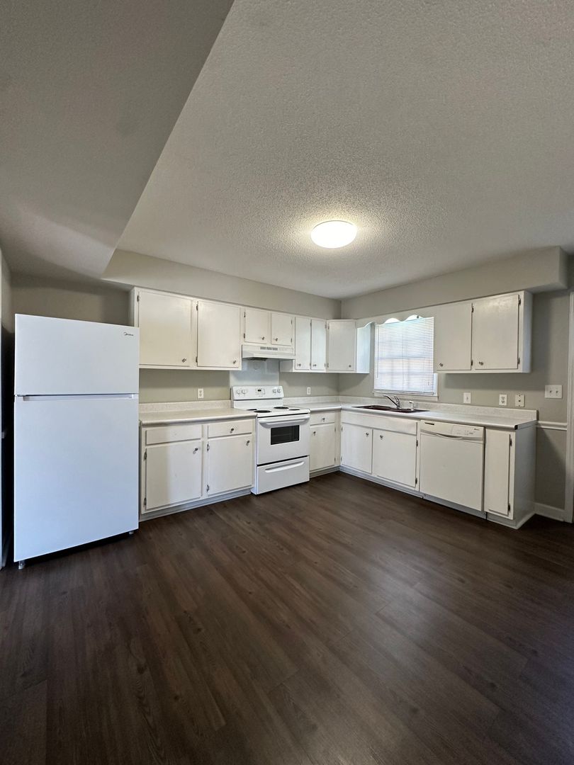 Thomasville Apartment: Forsyth St