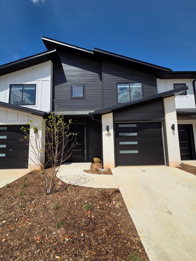 Lowell House: 1104 Emilia Ave