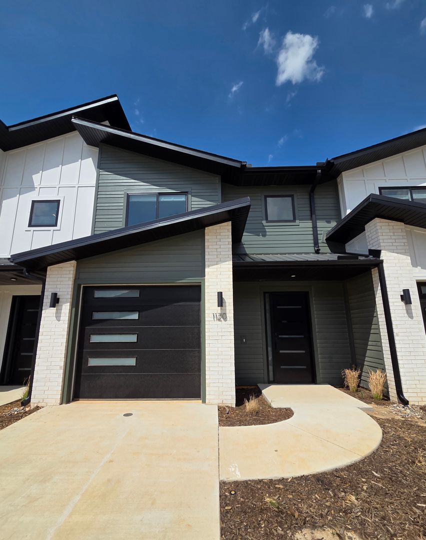 Lowell House: 1120 Emilia Ave