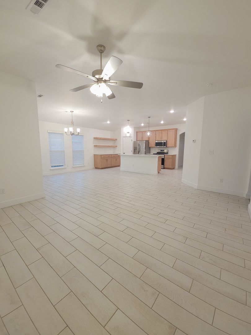 Siloam Springs House: 813 S Sparrow St