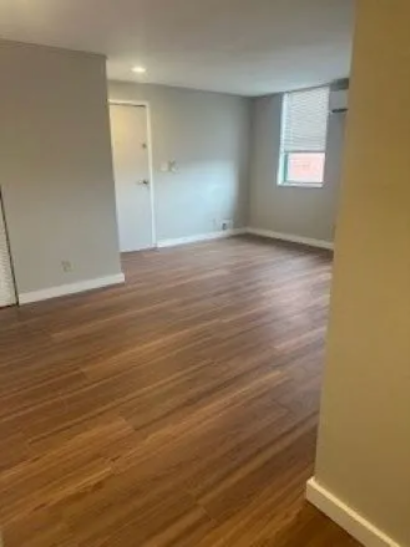 McKees Rocks Apartment: 321 Ella Street