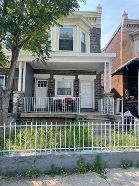 Spacious 2-Bedroom Apartment with Central Air – Pet-Friendly and Available Now – photo 1