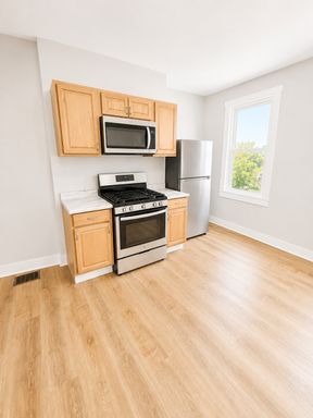 HUGE 3 Bed, 2 Bath Townhouse for Rent Newly Renovated! – photo 1