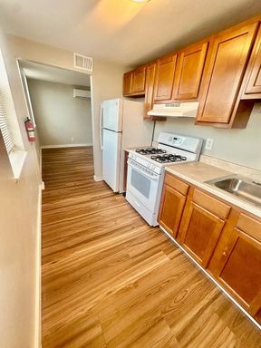 Spacious 1-Bedroom Apartment with Hardwood Floors, Shared Backyard & Summer Move-In Special – photo 1