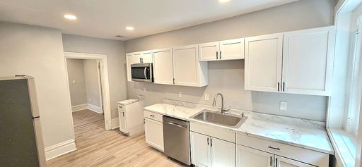 Fully Remodeled 2-Bedroom in Triplex Stainless Appliances, Shared Yard & Laundry – photo 1