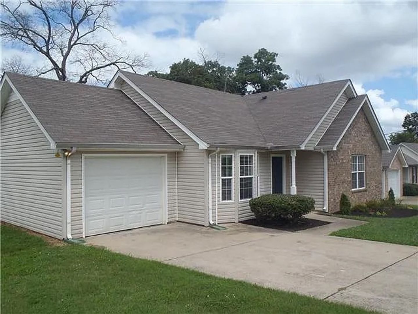 La Vergne House: 1206 Akins Ridge Drive
