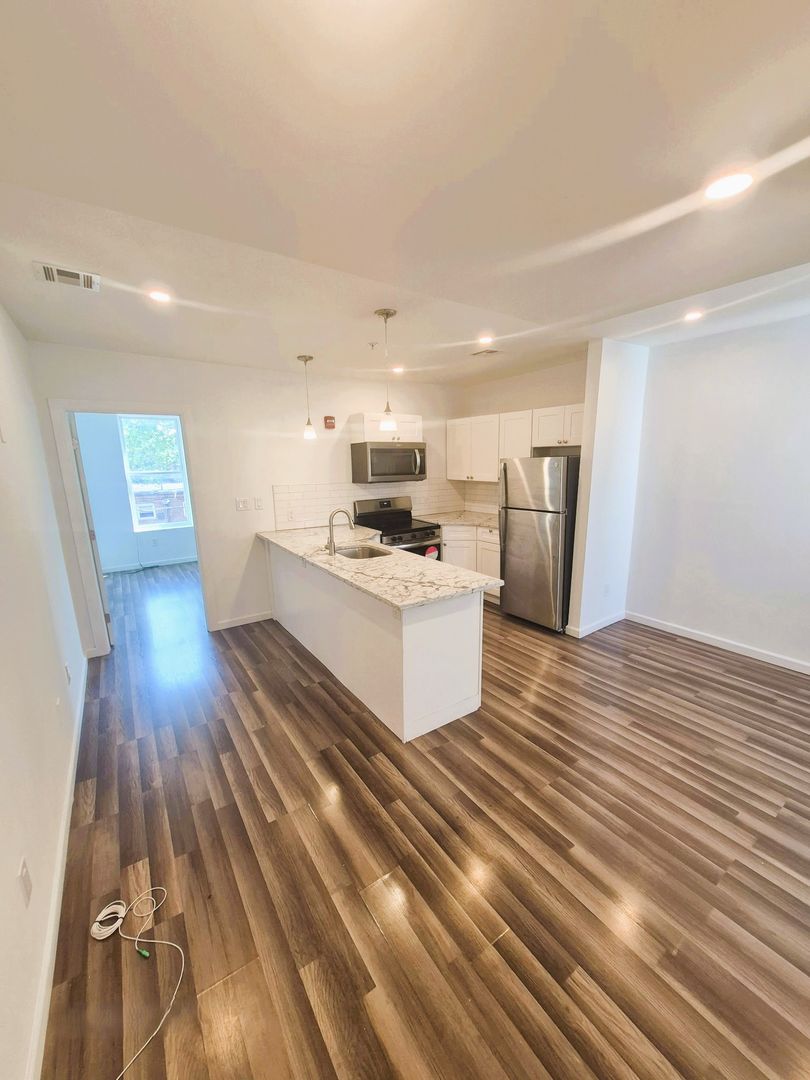 Philadelphia Apartment: 2626-28 Ridge Avenue (f/s)