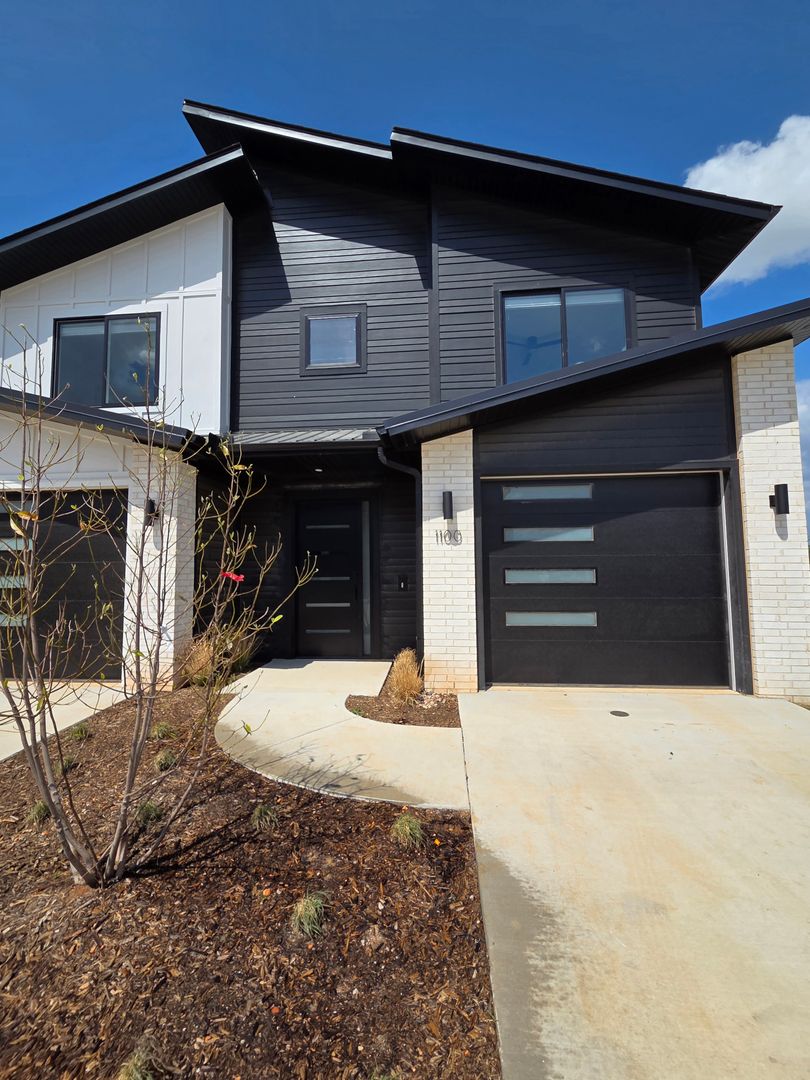 Lowell House: 1100 Emilia Ave