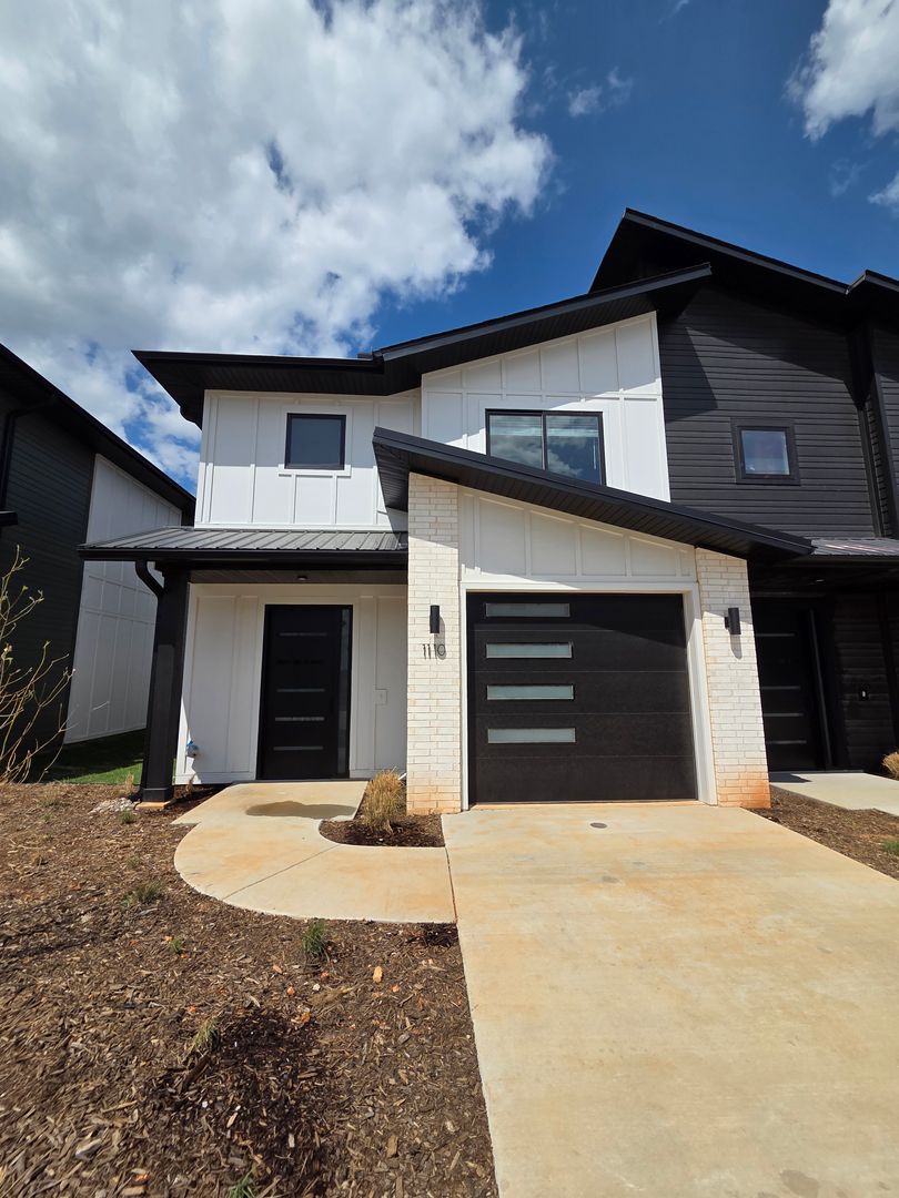 Lowell House: 1110 Emilia Ave