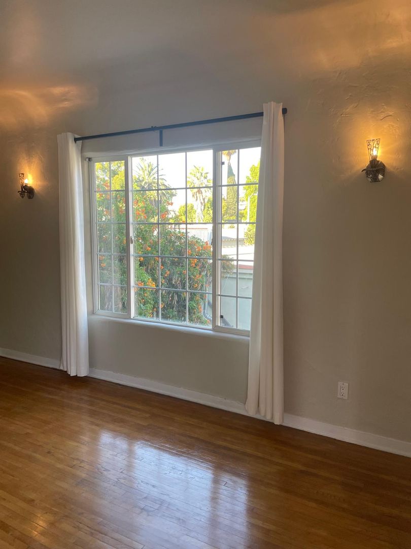 Los Angeles Apartment: 1163-65 N Genesee Avenue