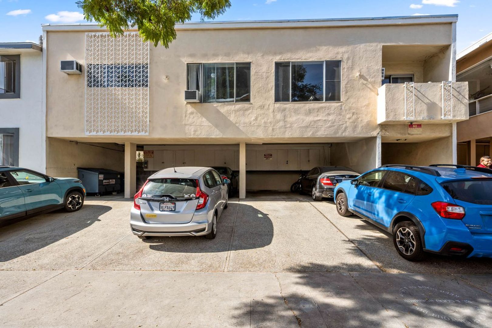 West Hollywood Apartment: 607 N Flores Street