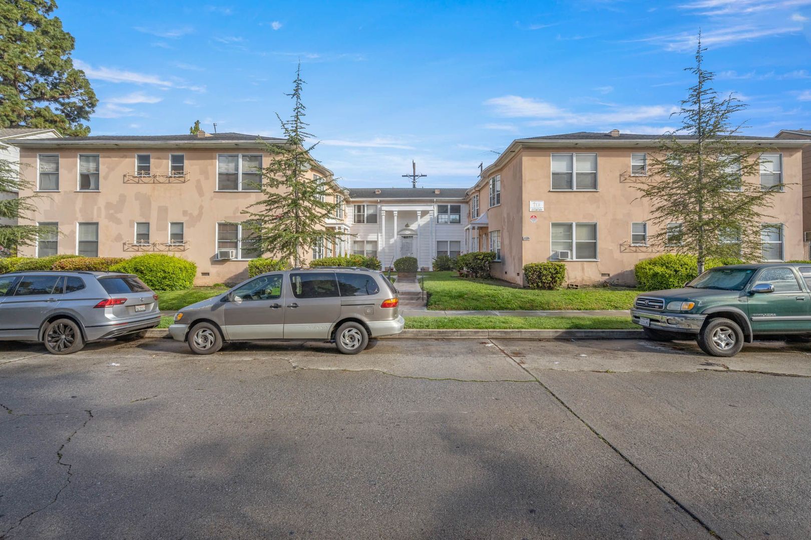 Los Angeles Apartment: 3335 Stocker Street