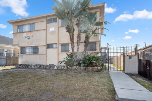 Move-In Ready: Unit 04 - Beautiful 2-bedroom/1-bathroom apartment in the Second Floor, with parking. – photo 1