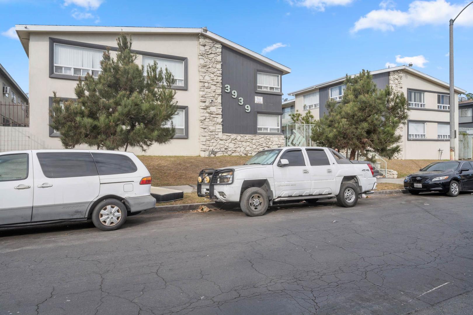 Los Angeles Apartment: 3933 Nicolet Ave