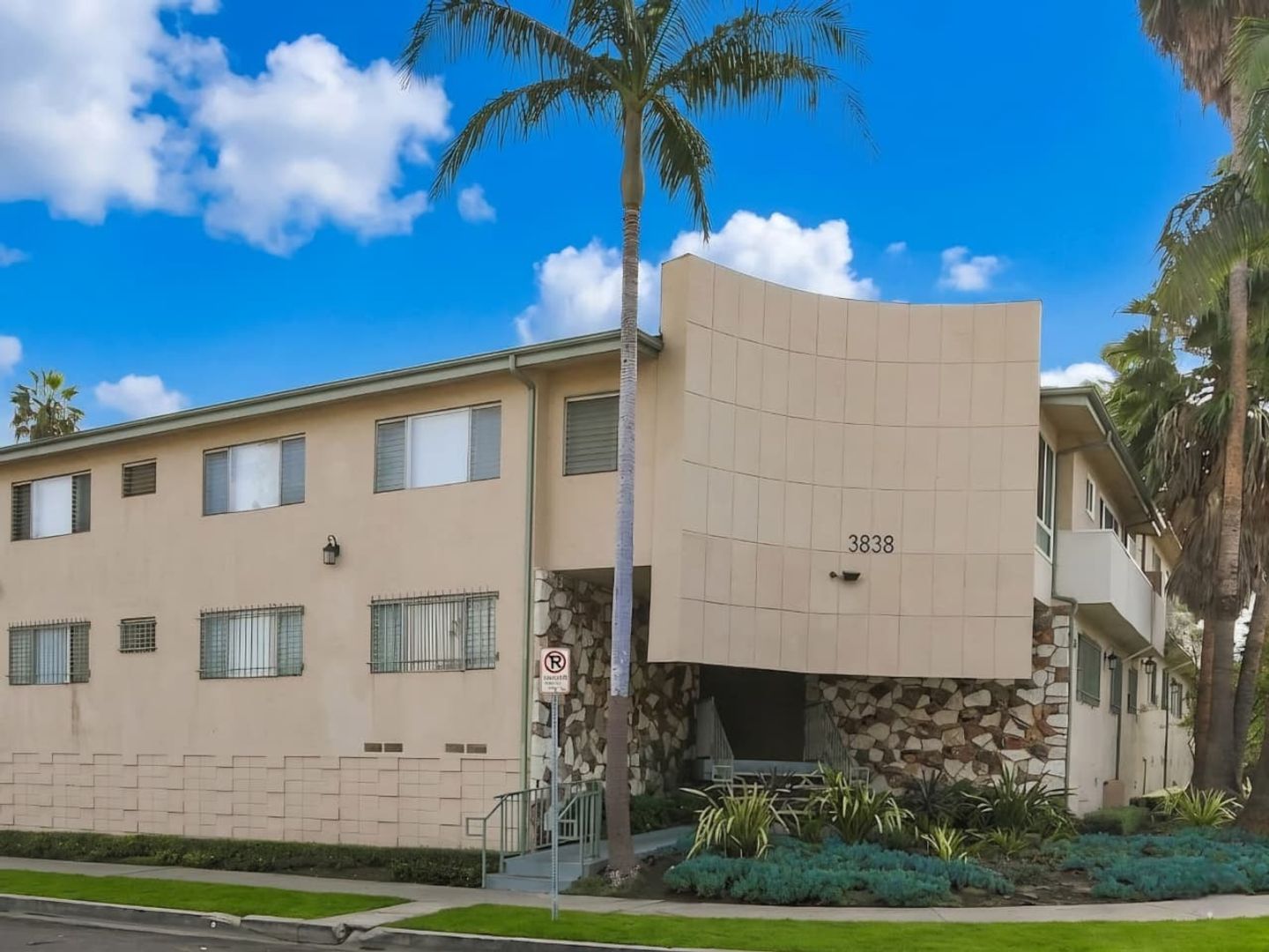 Los Angeles Apartment: 3838 Gibraltar Ave