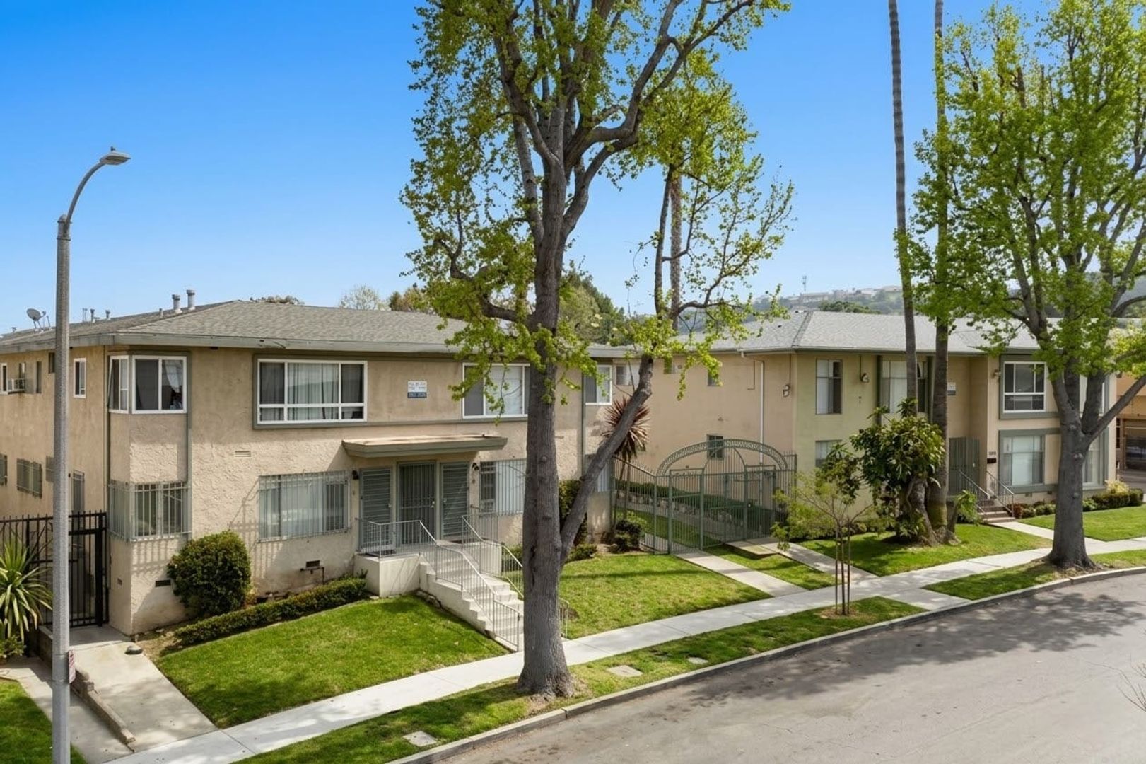 Los Angeles Apartment: 3872 & 3878 S Potomac Ave