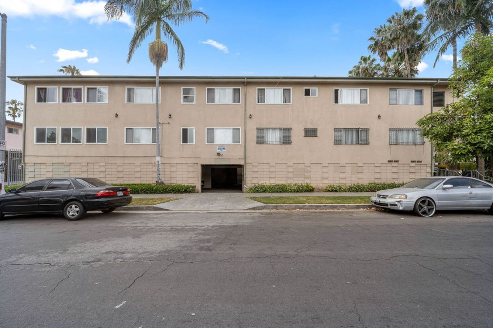 Los Angeles Apartment: 3838 Gibraltar Ave