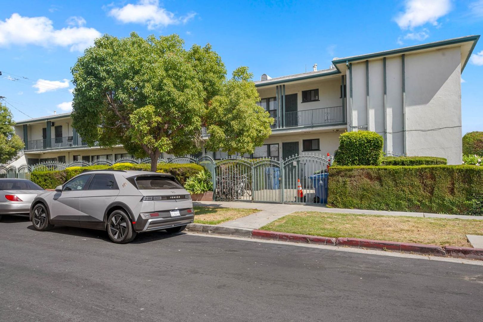 Los Angeles Apartment: 3601 W 59th street