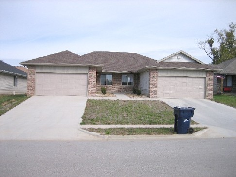Executive Rental 2 Bedroom 2 Bath 2 Car Garage Duplex - New Carpet and Appliances – photo 1