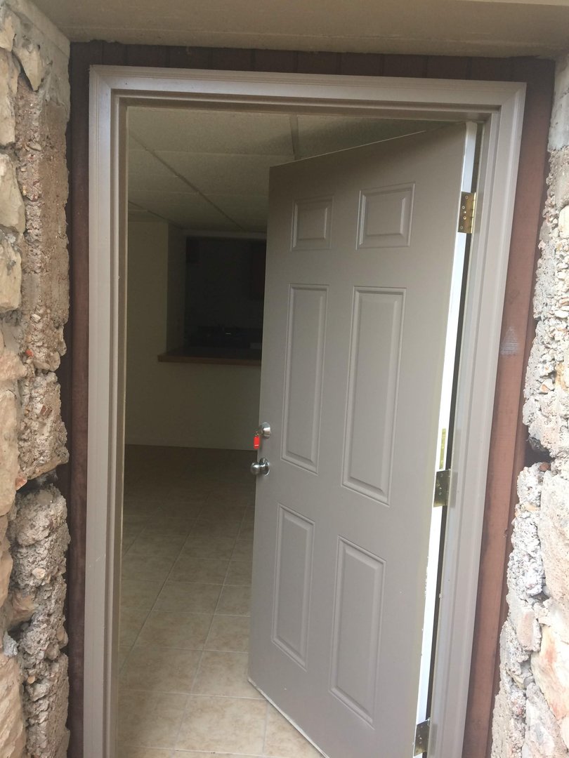 Hollister Apartment: 807 Knox Ave